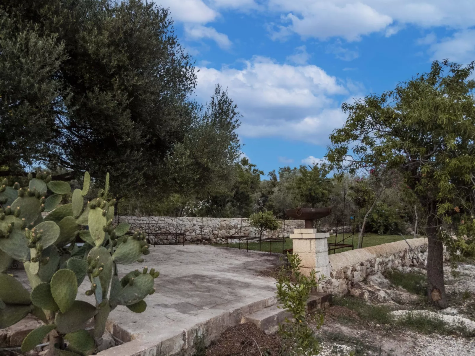 Giniusa' Studio mit Whirlpool-Badewanne - Buiten