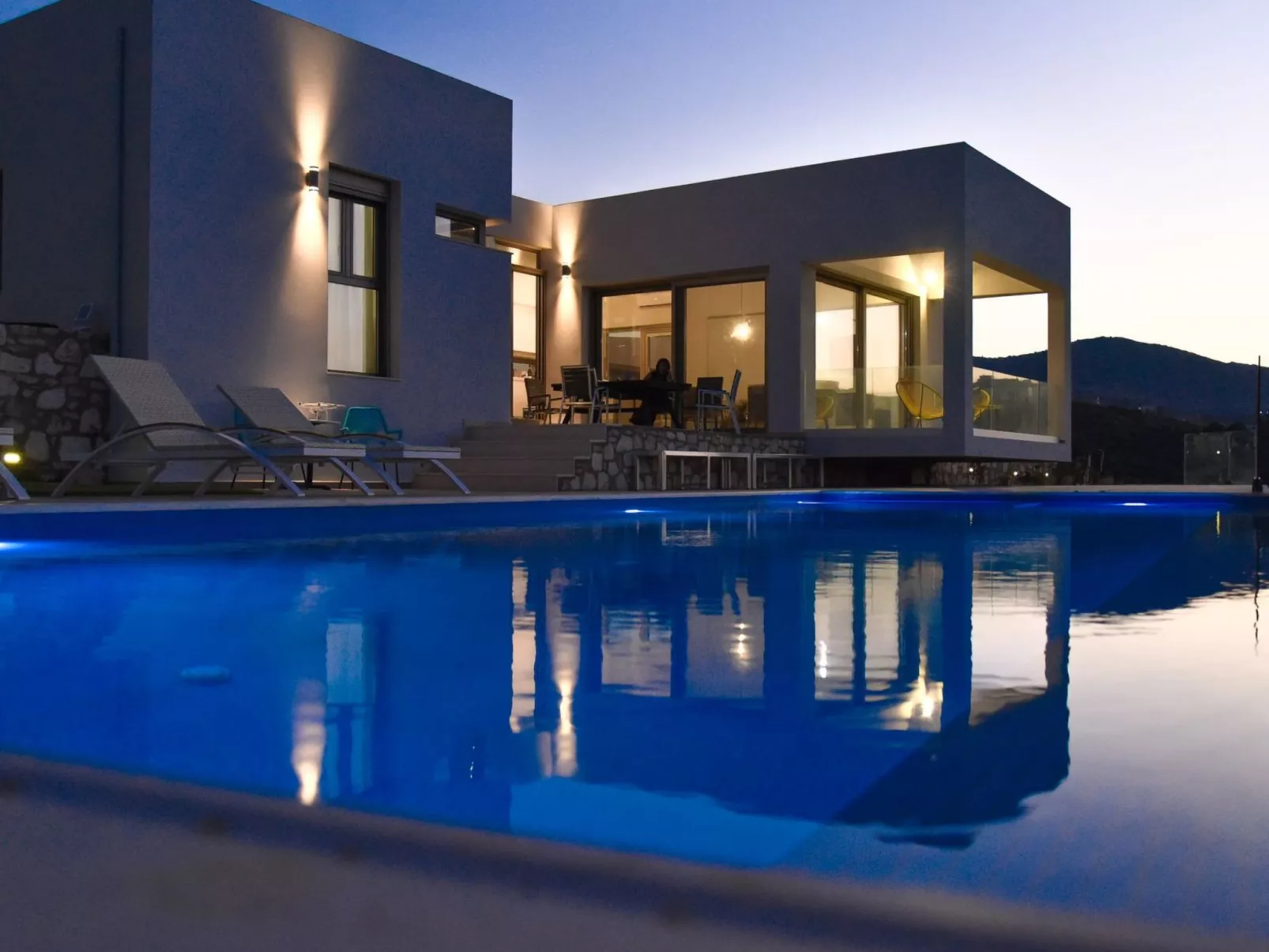 "Villa Kallia" mit Infinity-Pool - Buiten