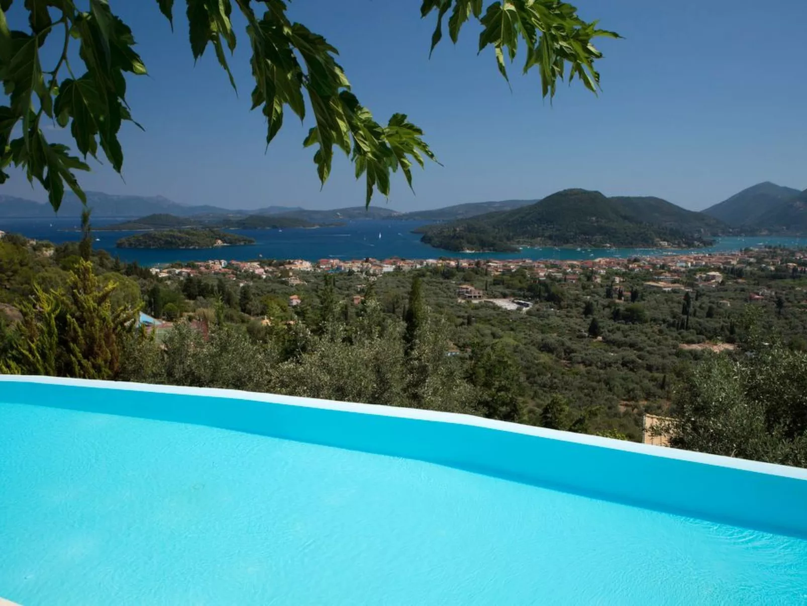 Luxuriöse Villa mit Infinity-Pool und Panoramablick - Image-tags.info