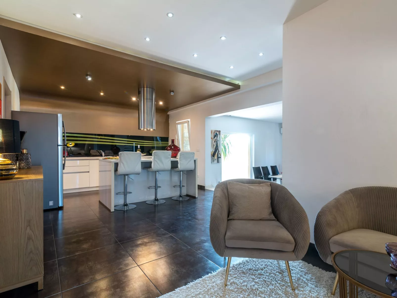 Modernes Apartment mit Gartennutzung, einer groß - Image-tags.info