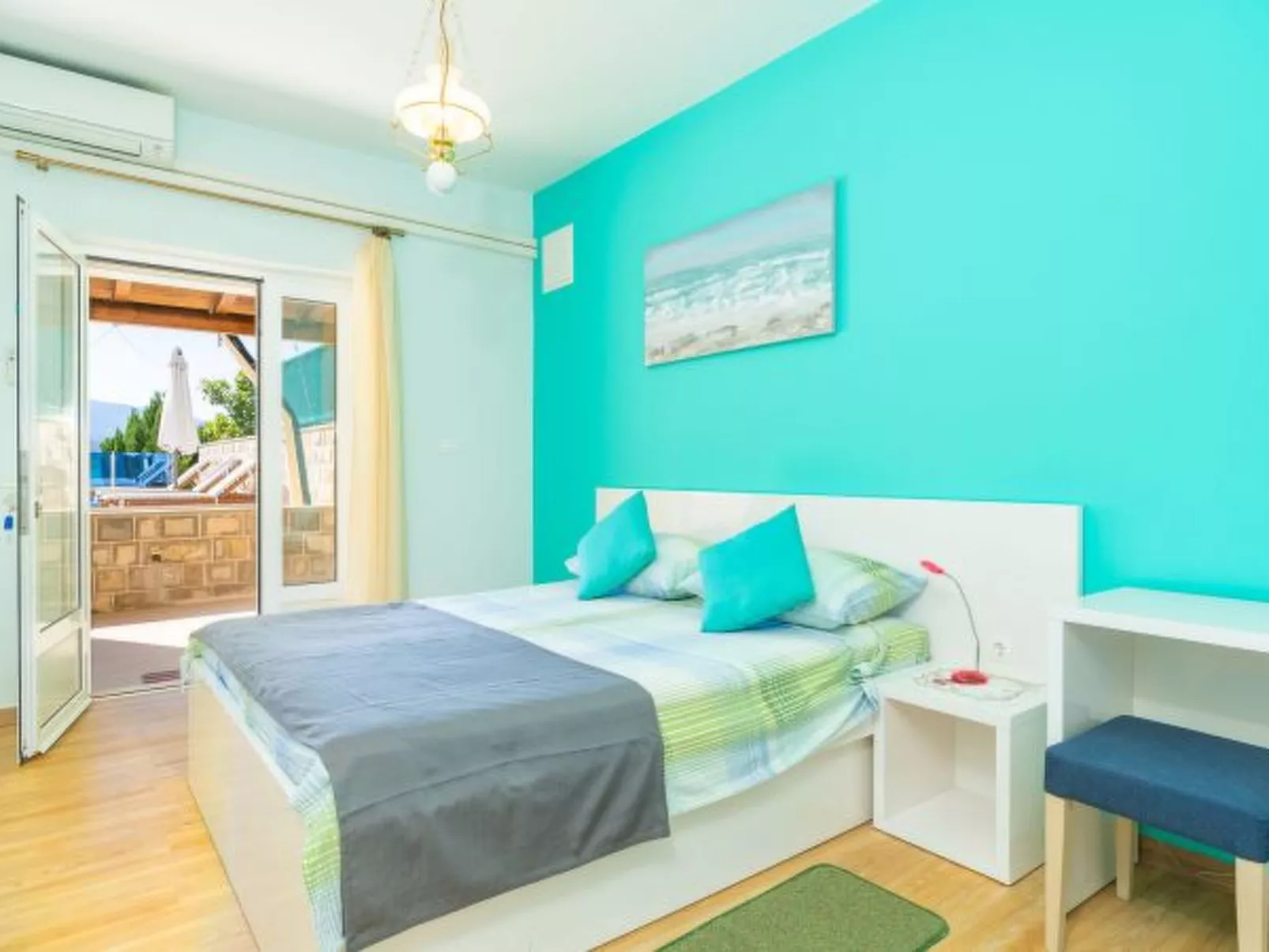 Beachfront Apartment house Hon with pool - Binnen