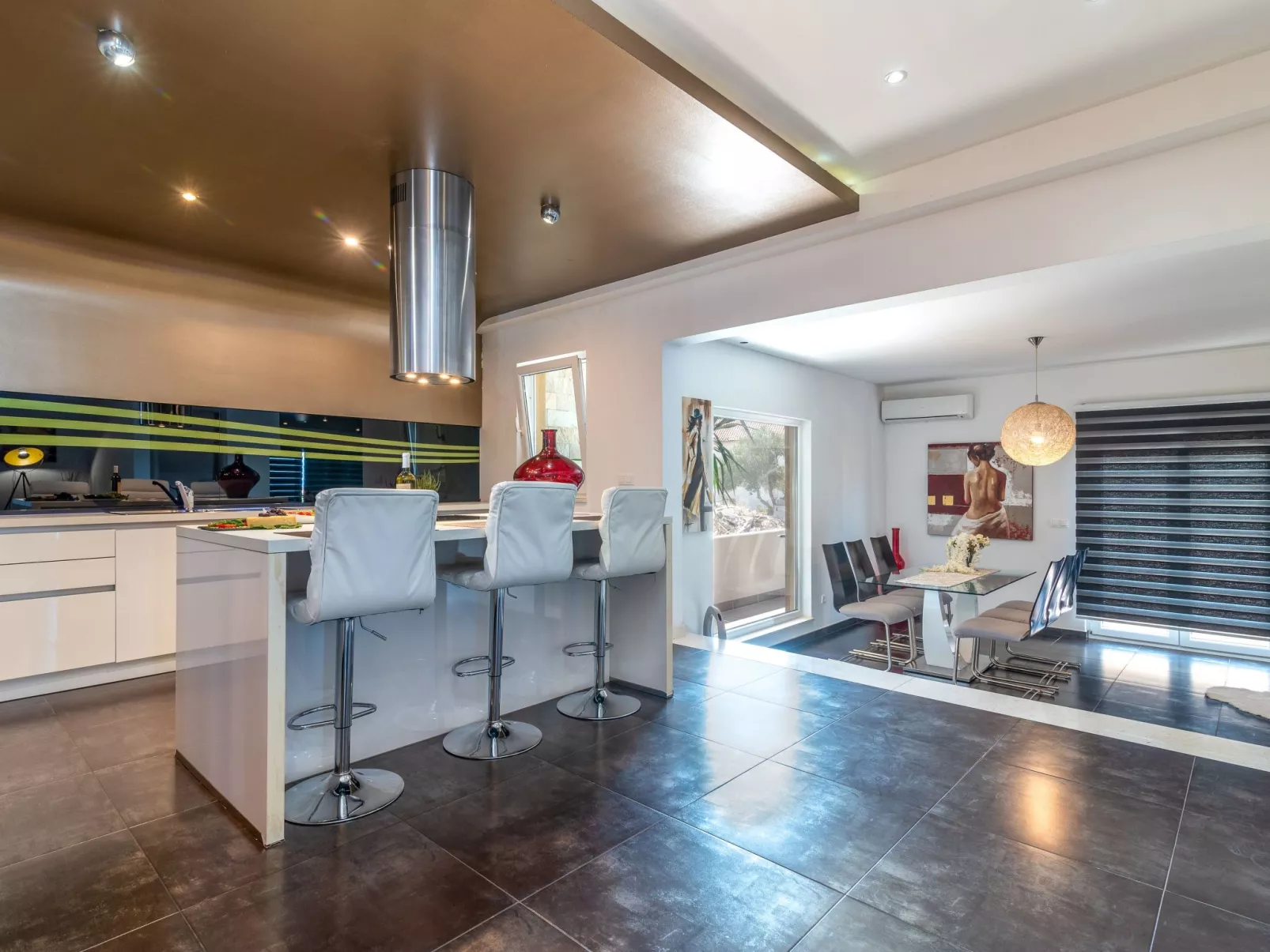 Modernes Apartment mit Gartennutzung, einer groß - Image-tags.info