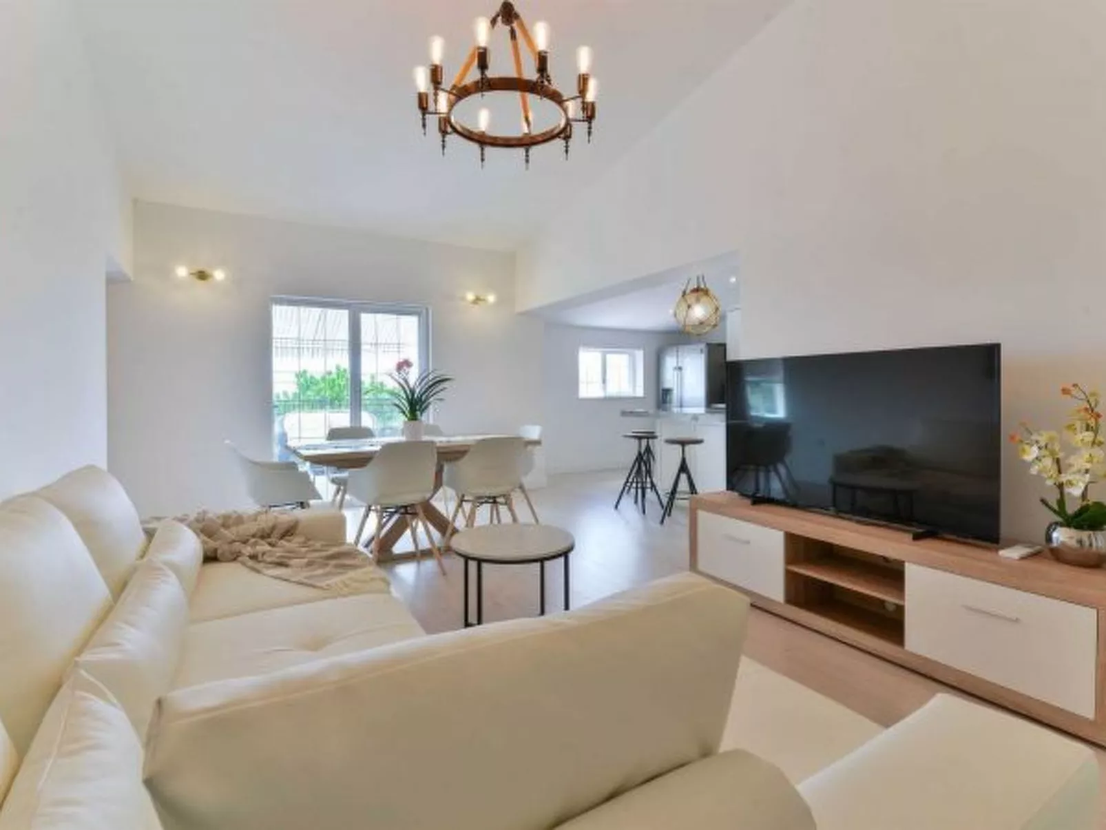 Luxury Villa Maria with large pool - Image-tags.info