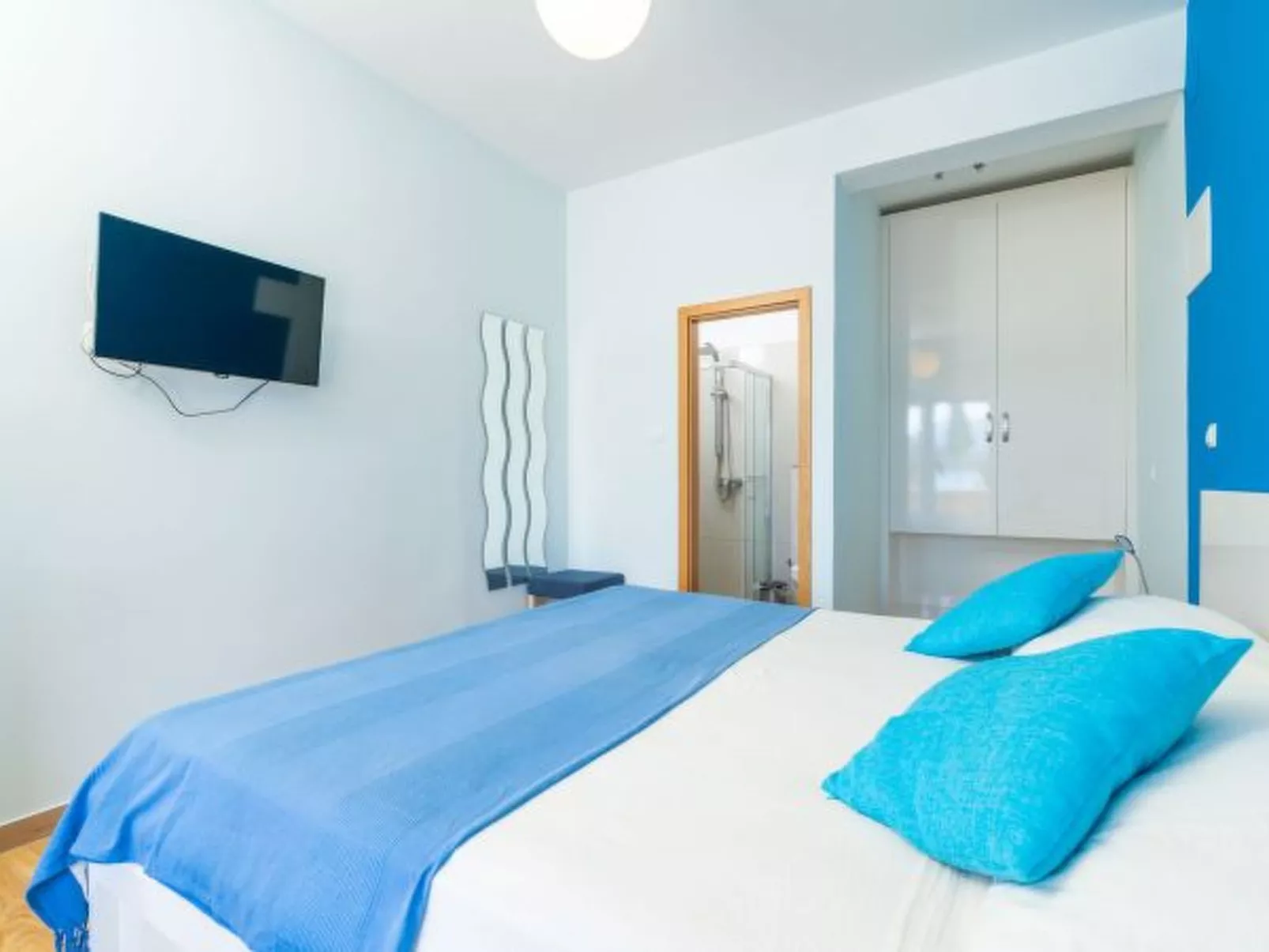 Beachfront Apartment house Hon with pool - Binnen