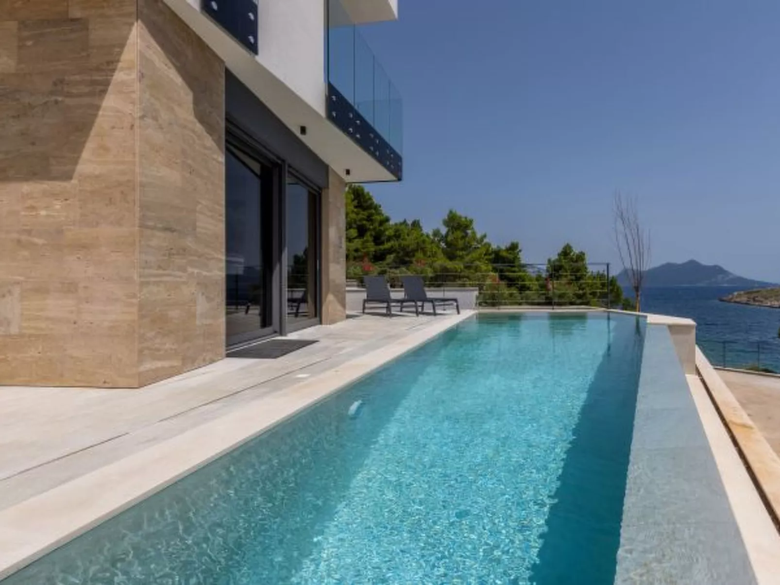 Beachfront villa Luce with seaview and pool - Buiten