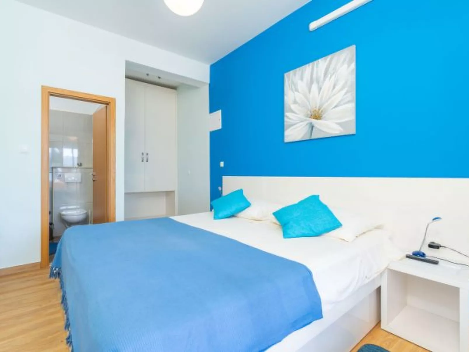 Beachfront Apartment house Hon with pool - Binnen