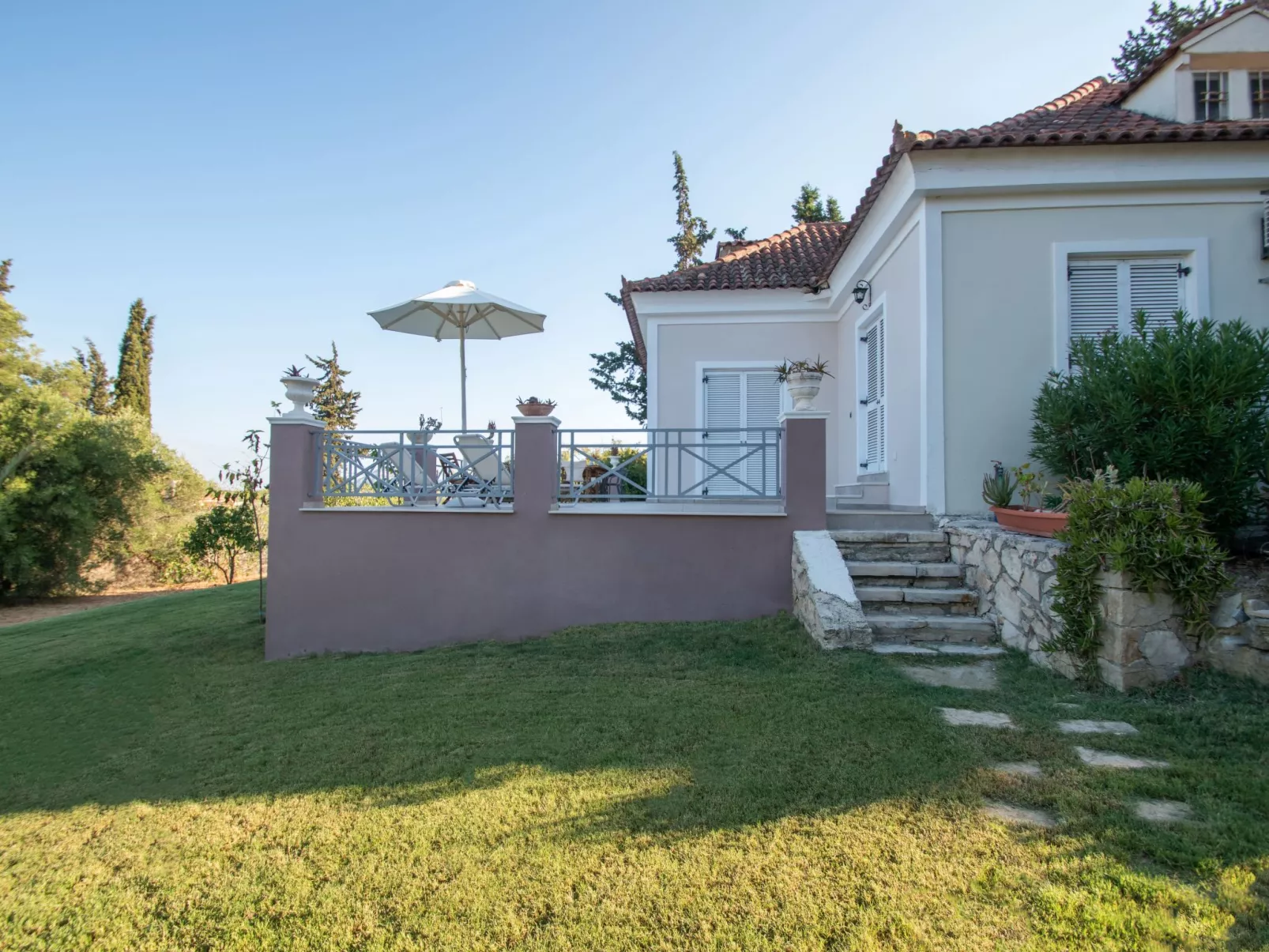 Anwesen mit Garten, Grill und Terrasse - Buiten