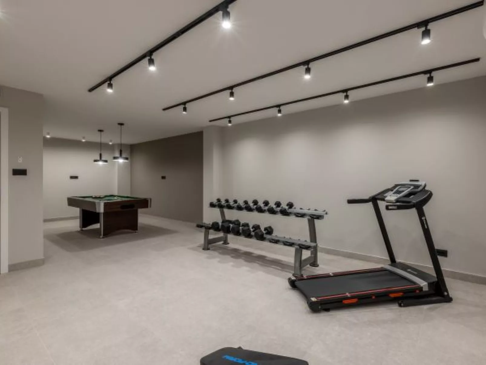 Beachfront villa Luce with seaview and pool - Binnen