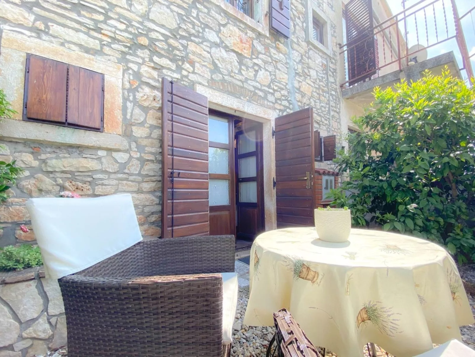 Für 2 Personen ca. 30 m&sup2; in Novigrad, Adriaküste Kroatien (Westküste von I - Buiten