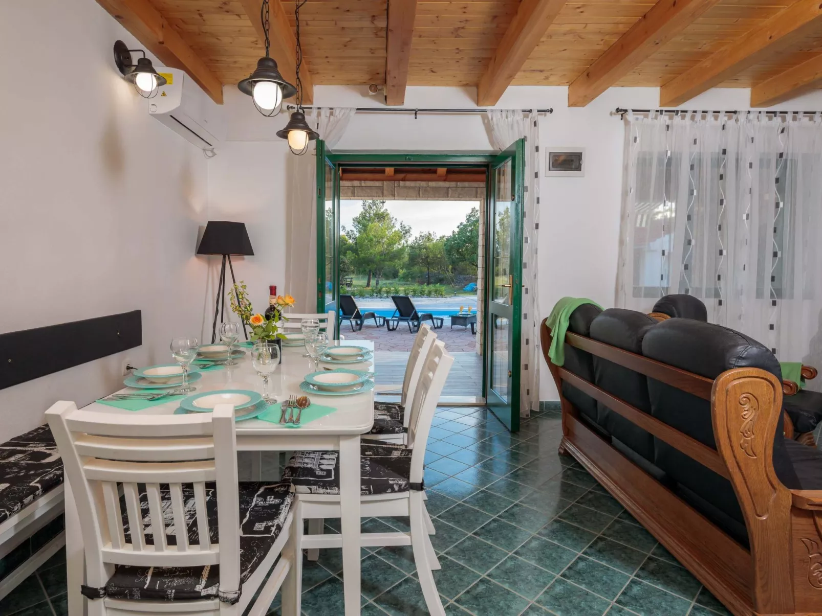 Villa Mystic Woods mit Pool - Binnen