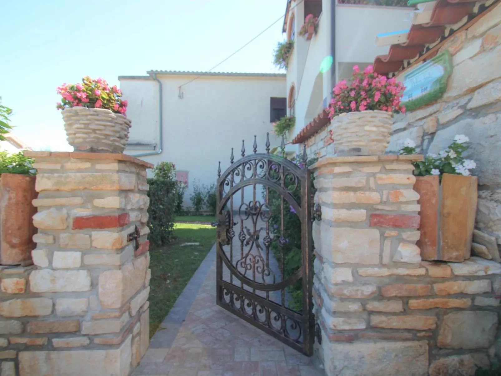 Für 2 Personen ca. 30 m&sup2; in Novigrad, Adriaküste Kroatien (Westküste von I - Buiten