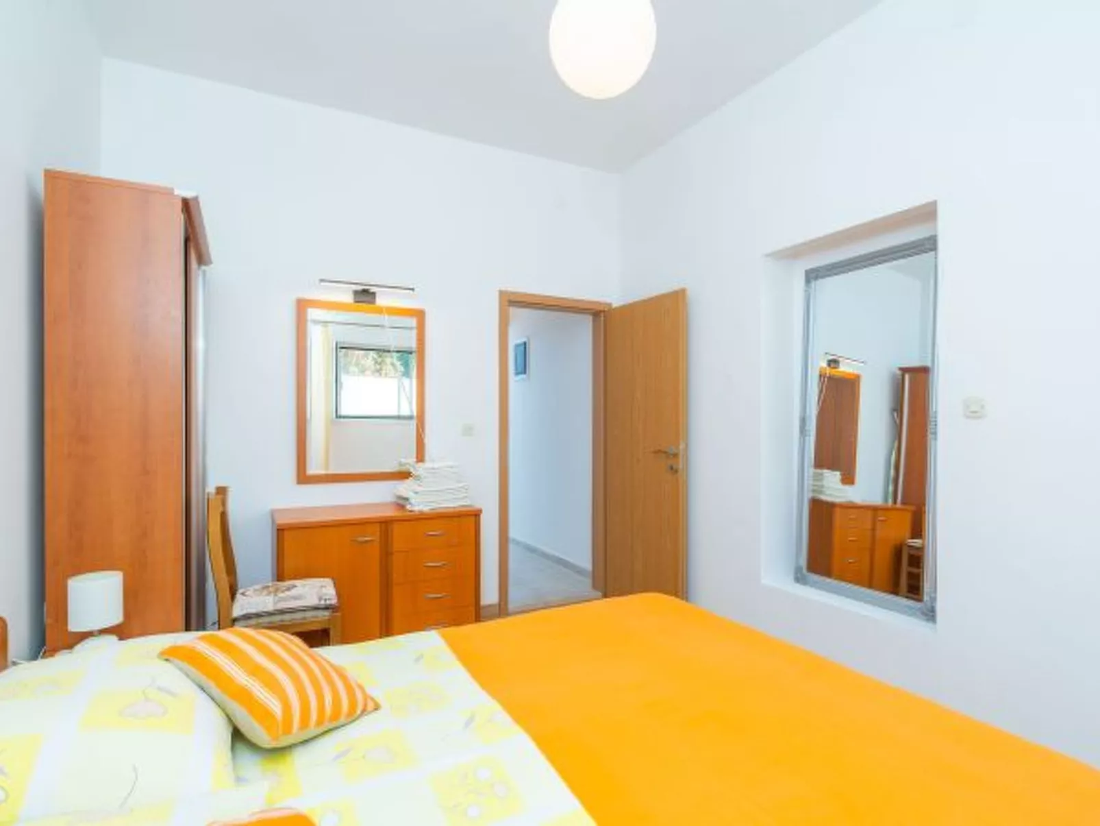 Beachfront Apartment house Hon with pool - Binnen