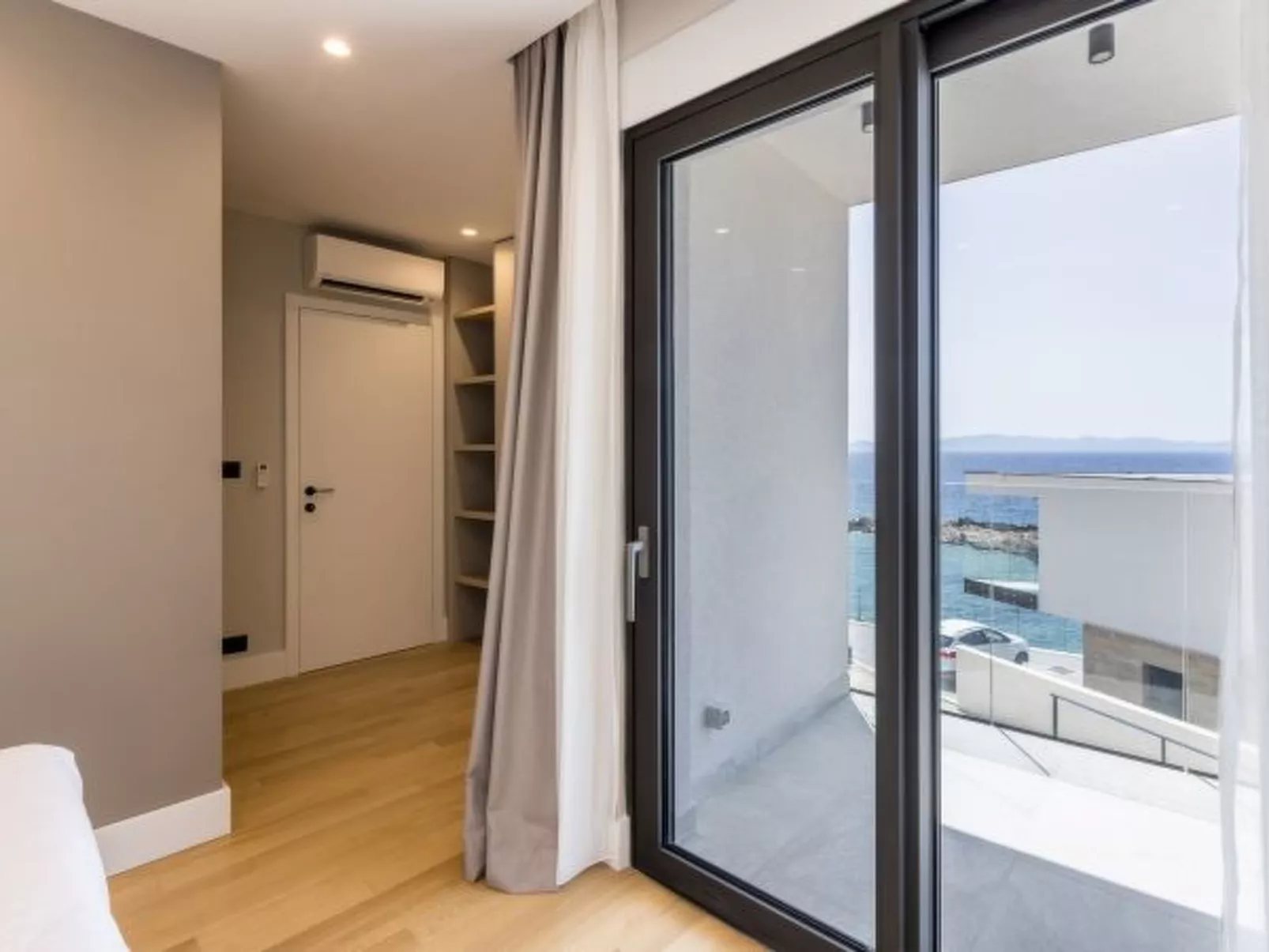 Beachfront villa Luce with seaview and pool - Buiten