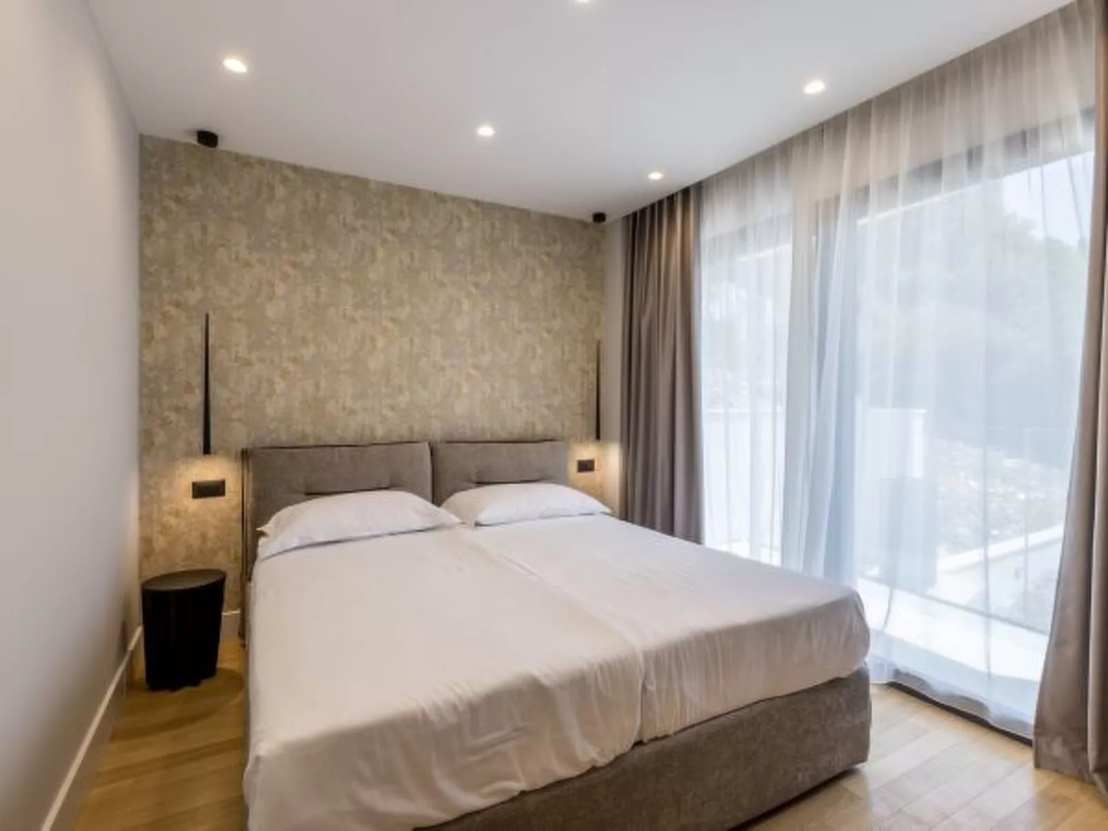 Beachfront villa Luce with seaview and pool - Binnen