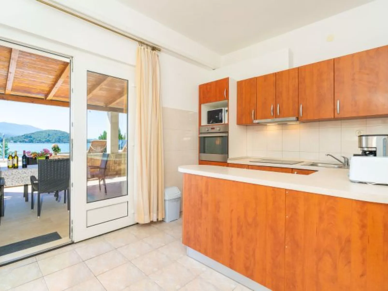 Beachfront Apartment house Hon with pool - Binnen