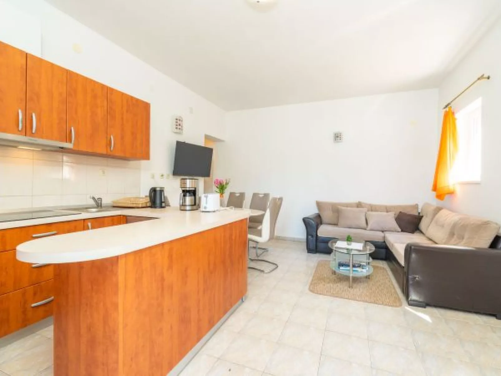 Beachfront Apartment house Hon with pool - Binnen