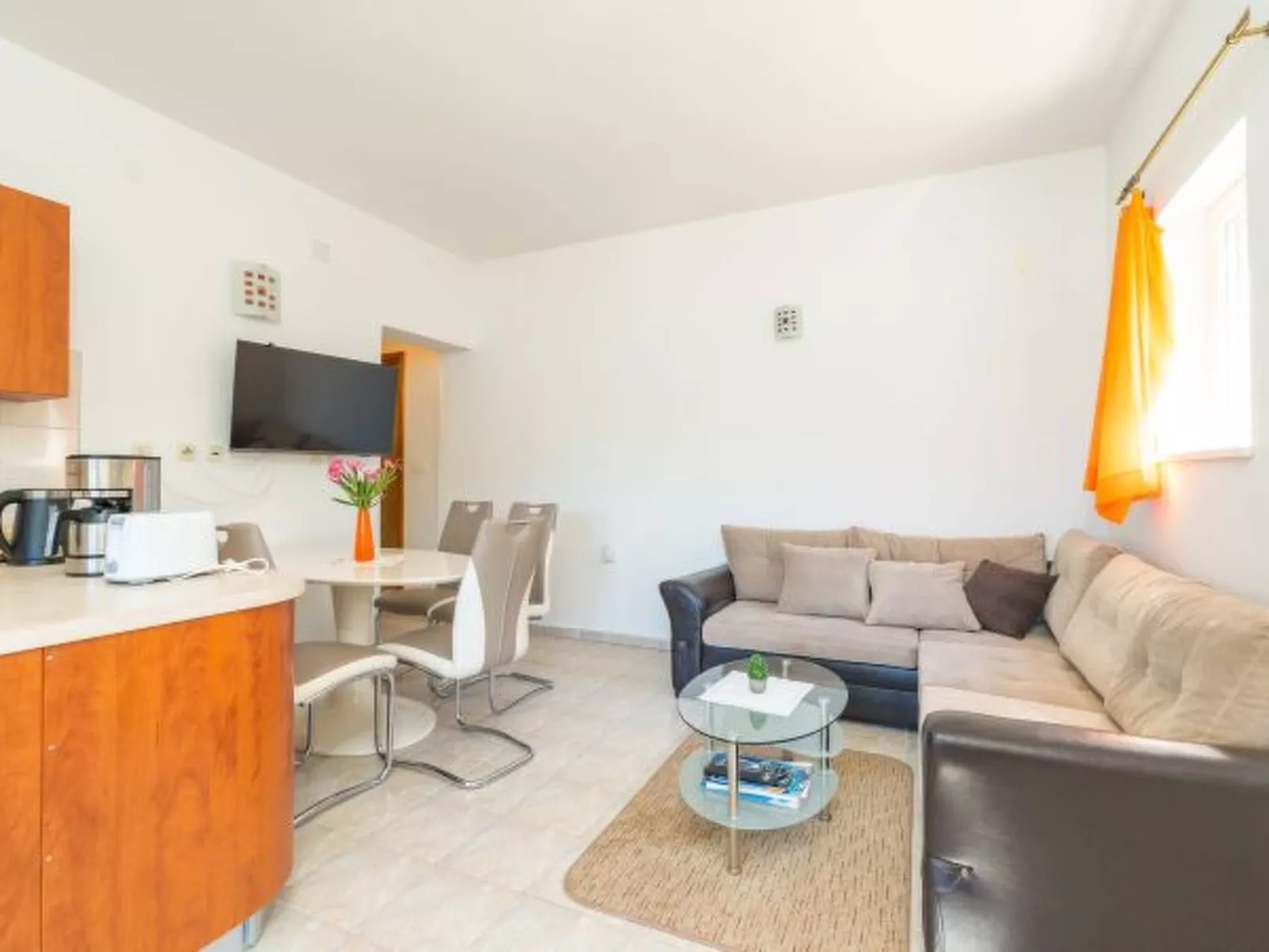 Beachfront Apartment house Hon with pool - Binnen