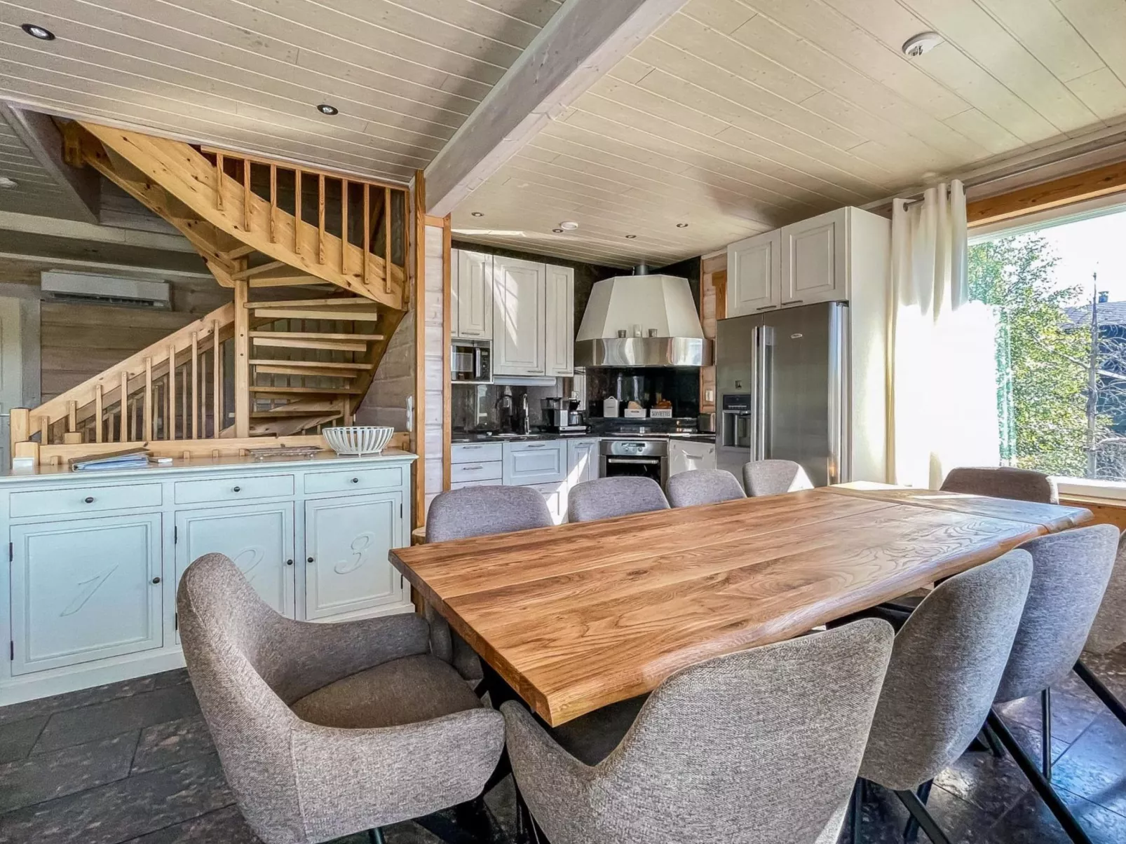 Saaruan aurinko - Binnen