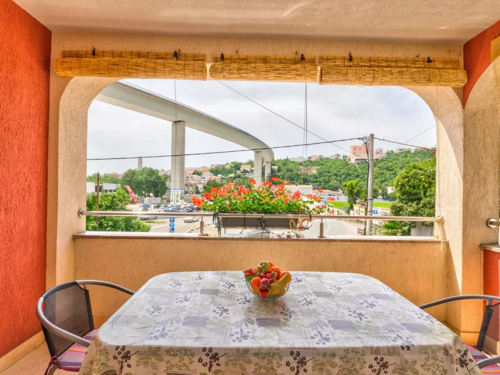 LAURA 2 / HR-05492-02