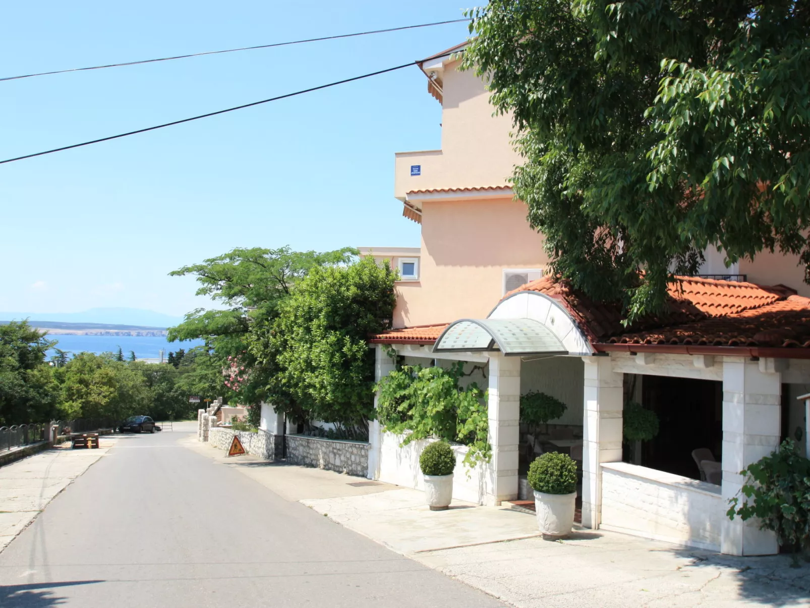 Domino Restaurant 5 / HR-09502-05