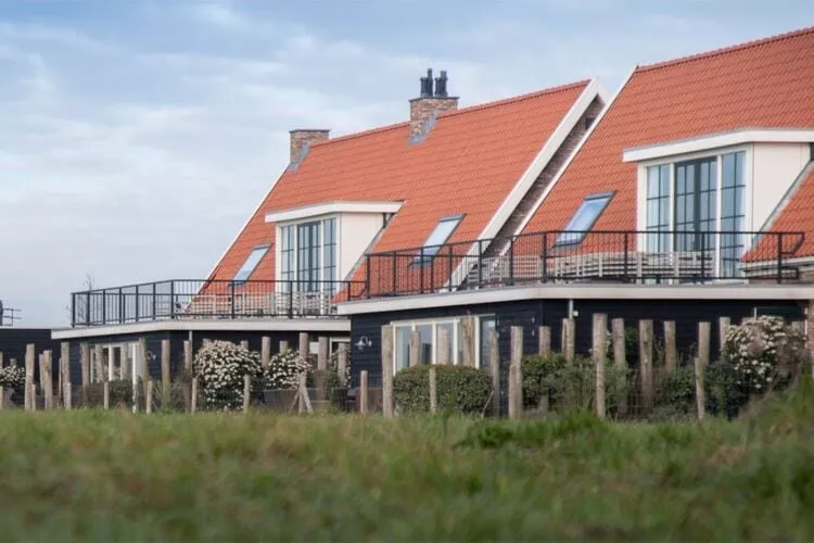 Luxe Beveland met zwembad  sauna-Buitenkant zomer