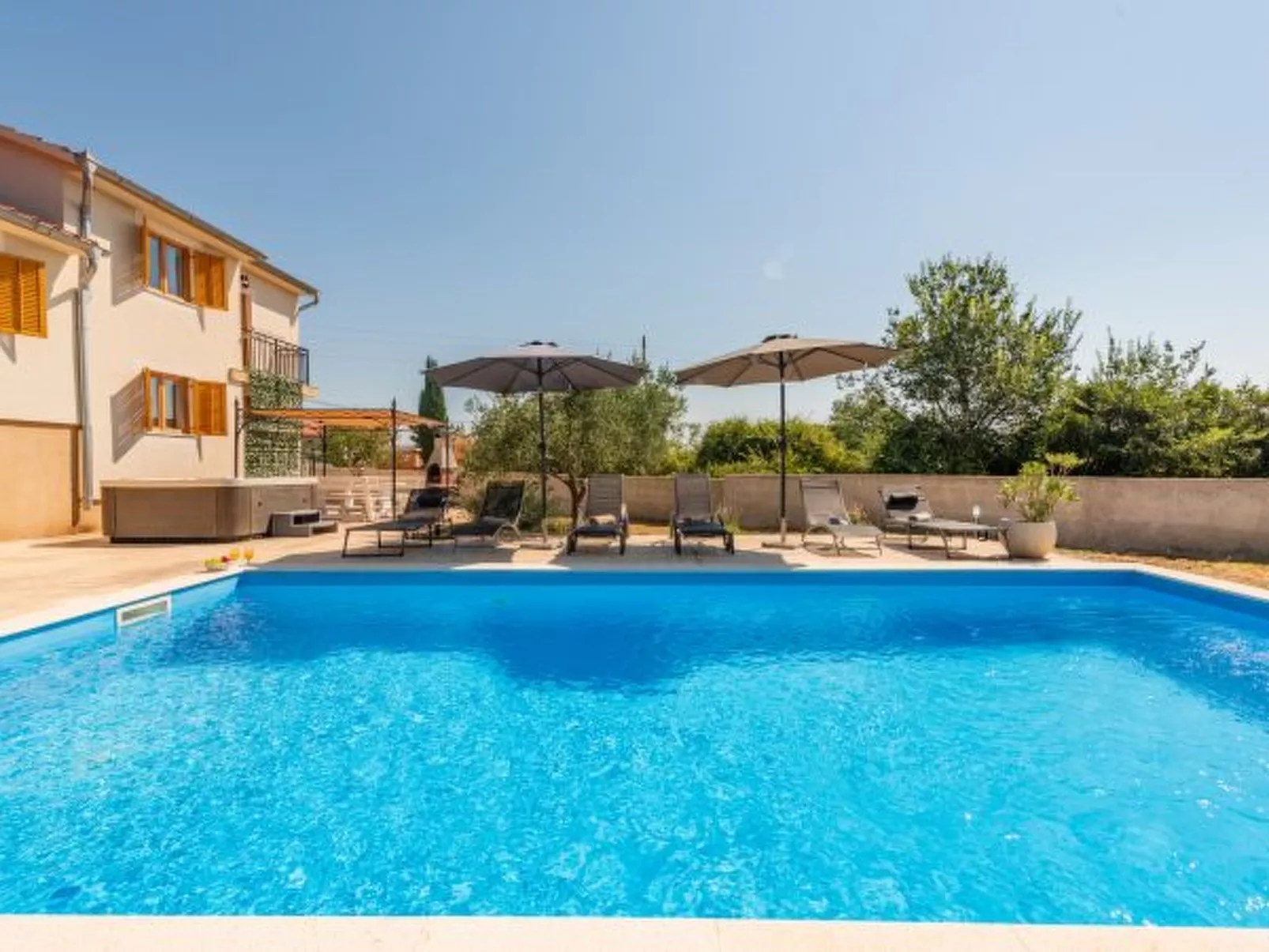 Holiday house Tina with jacuzzi and pool
