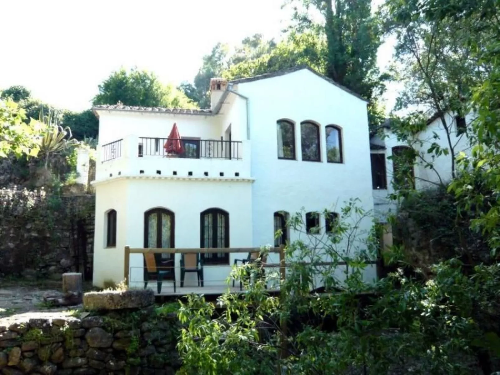 Mit Terrasse in der Nähe eines Wasserfalls