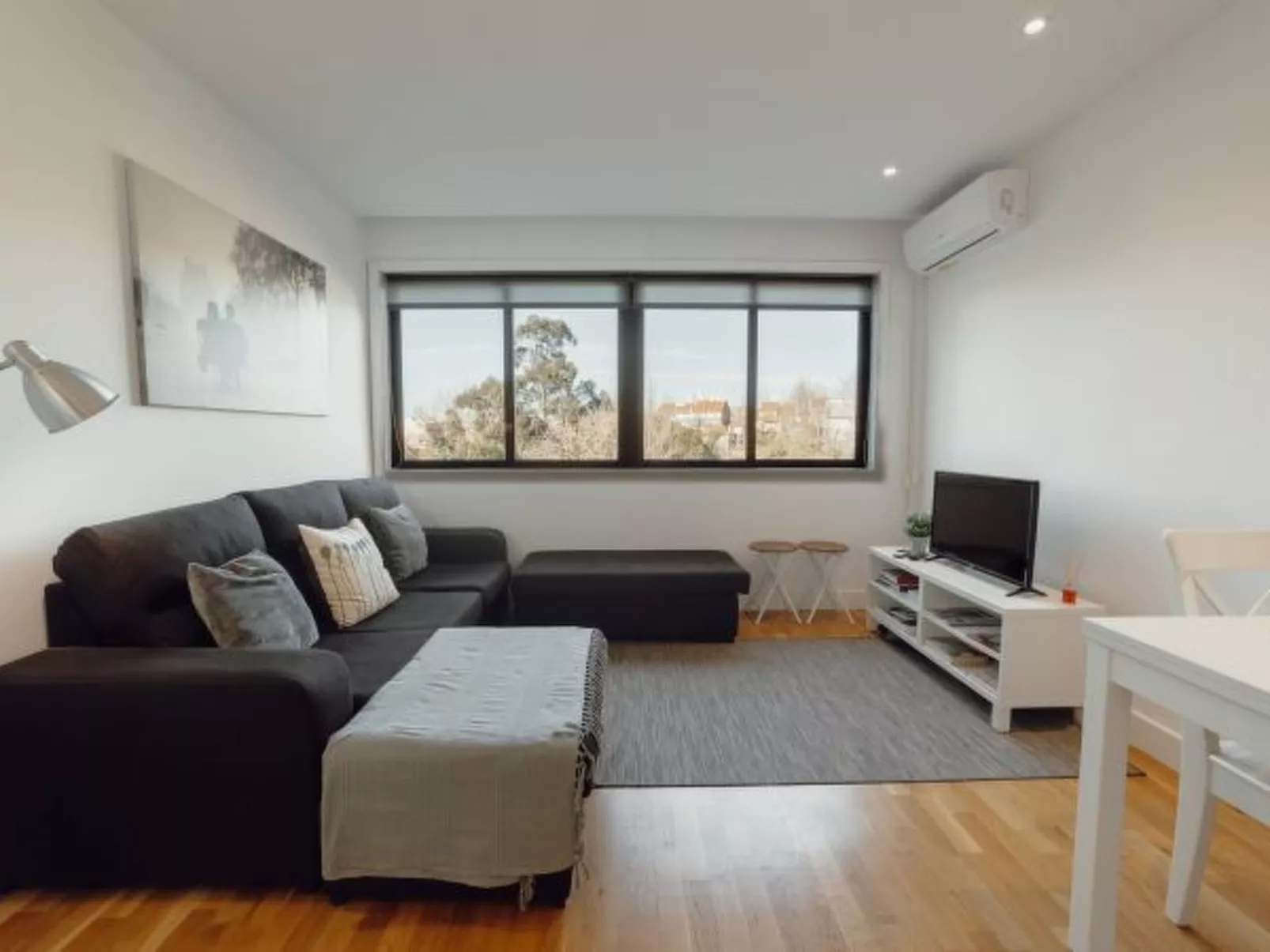 DOWNTOWN STYLISH APARTMENT & GARAGE by VACATIONY