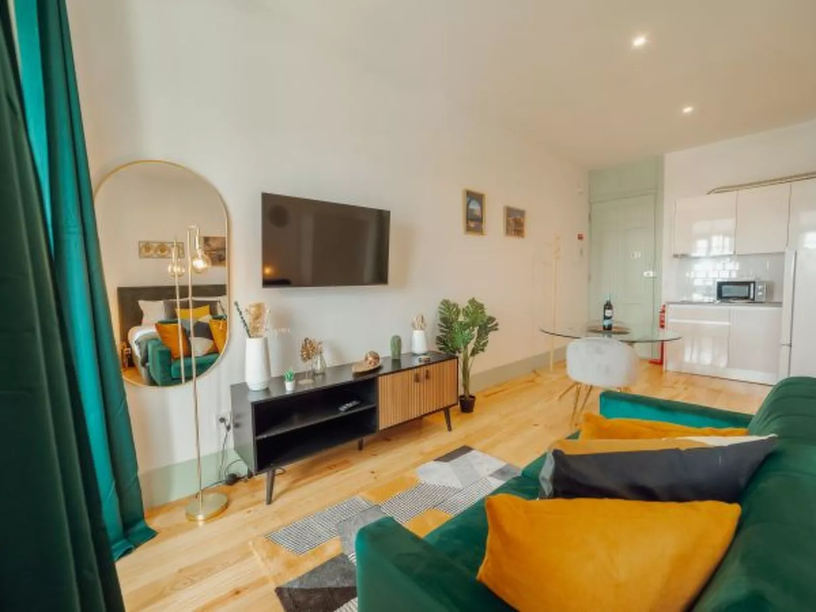 DOWNTOWN SUITE D by VACATIONY