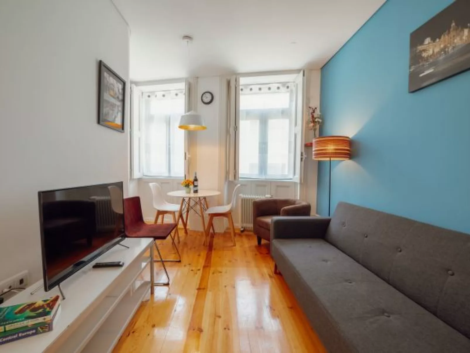 DOWNTOWN CHARMING by VACATIONY