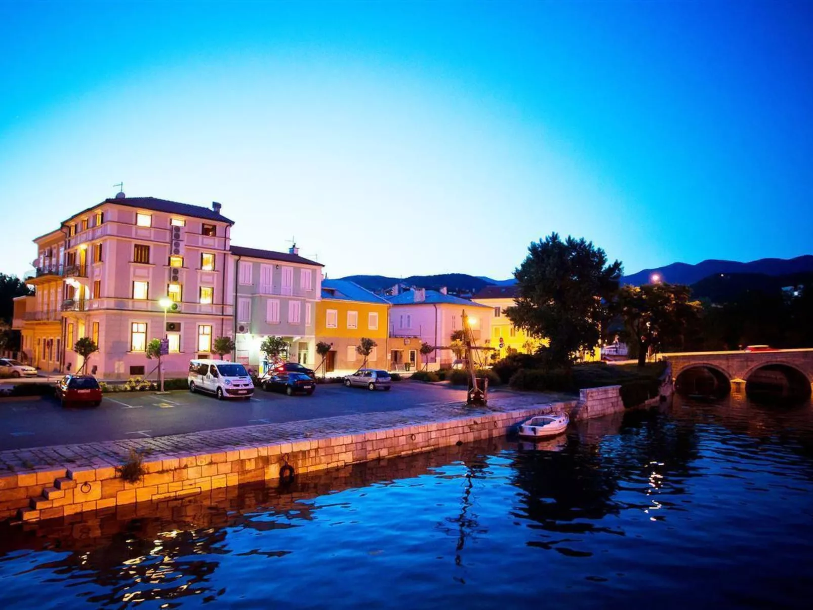 ACASTELLO 3 / HR-04333-03