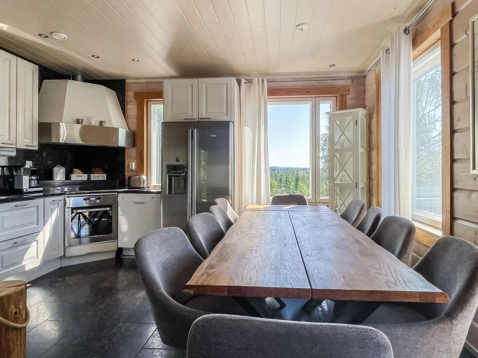 Saaruan aurinko - Binnen