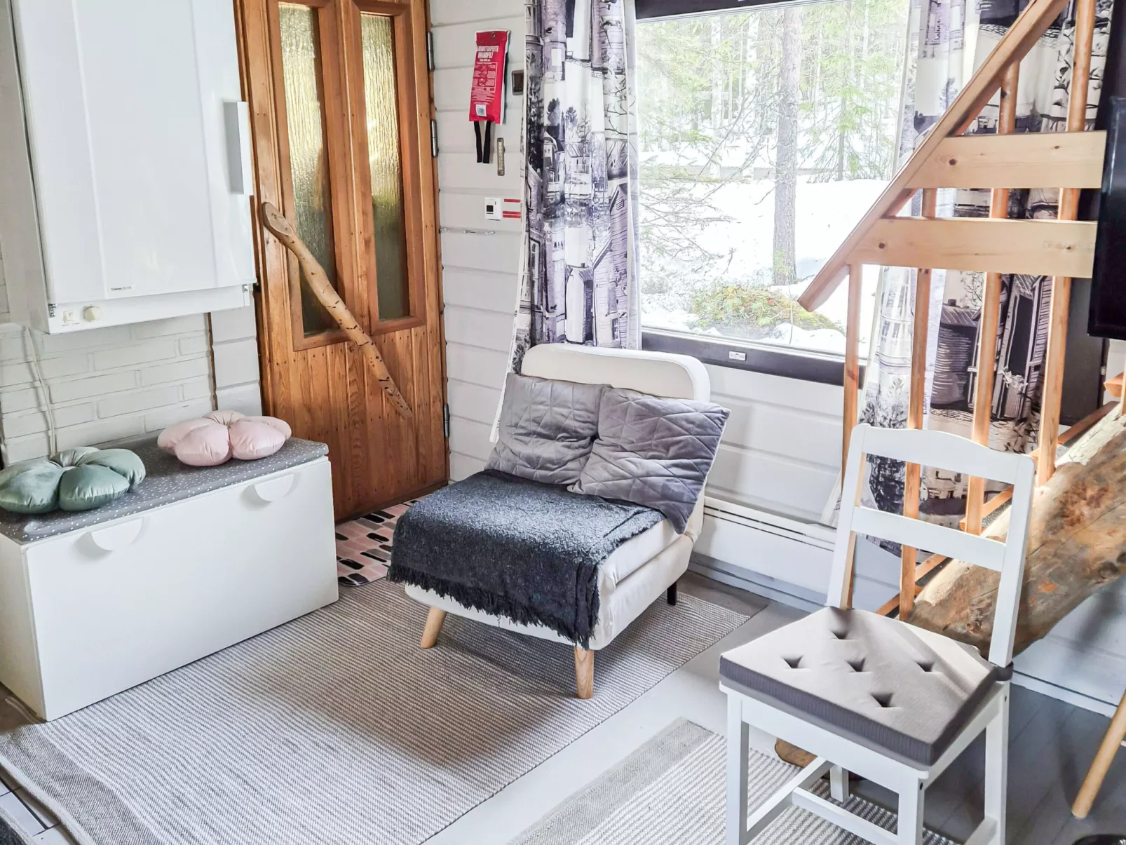 Mustalampi 5 satakieli - Binnen