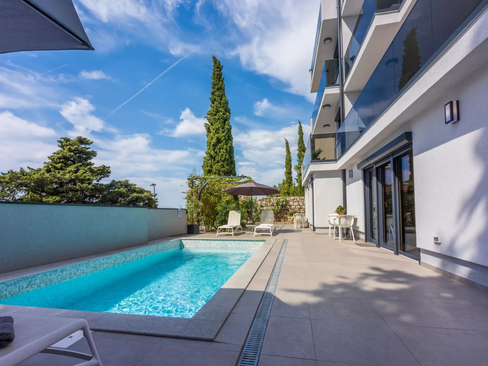 Holiday Oasis 2 - Emilia / HR-10679-02