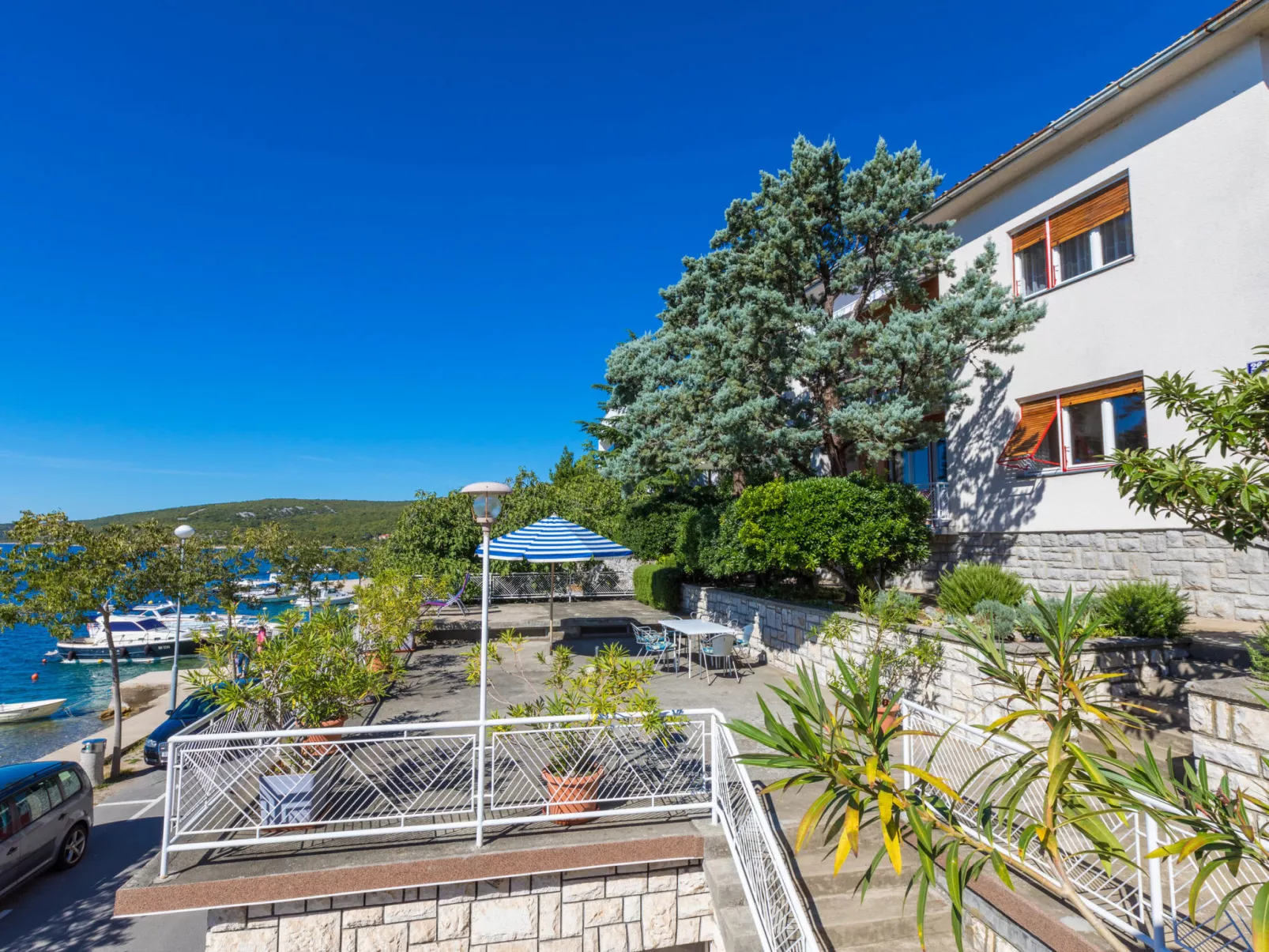 ANTONIA / HR-01846-01