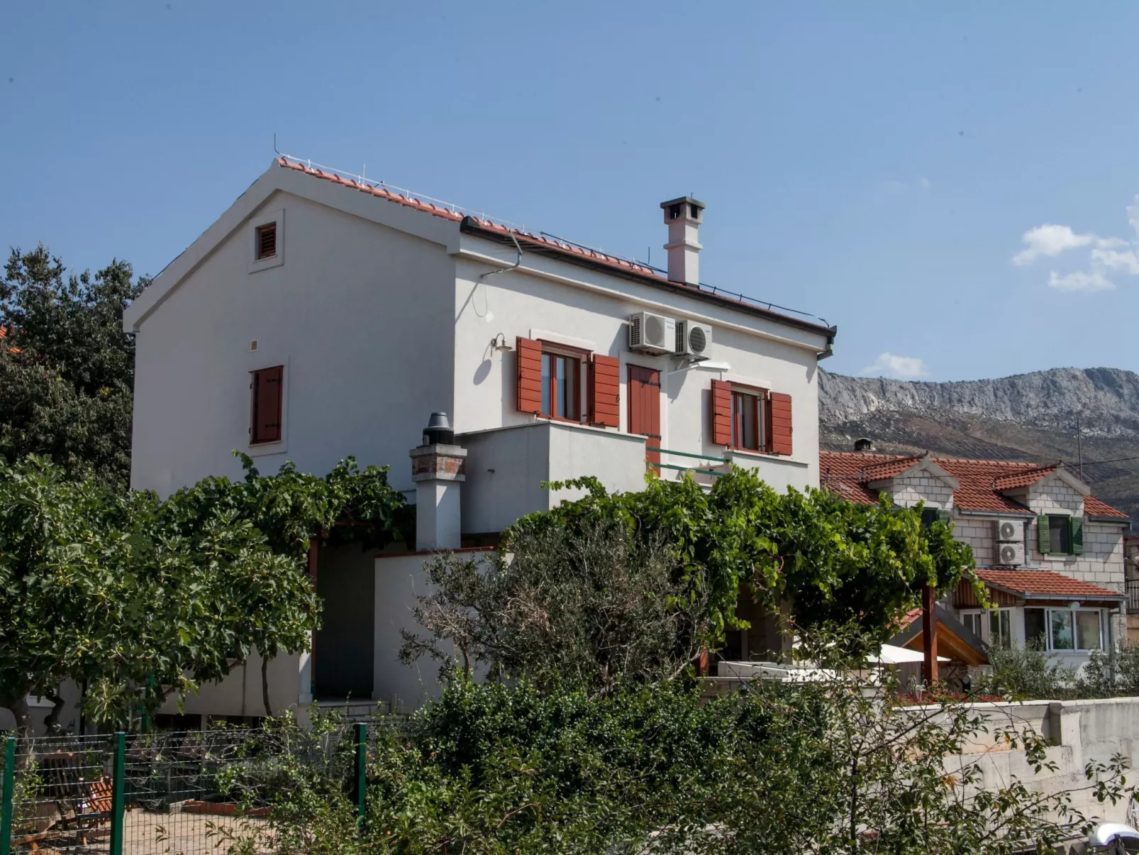 Haus in Mravince mit Whirlpool und Garten