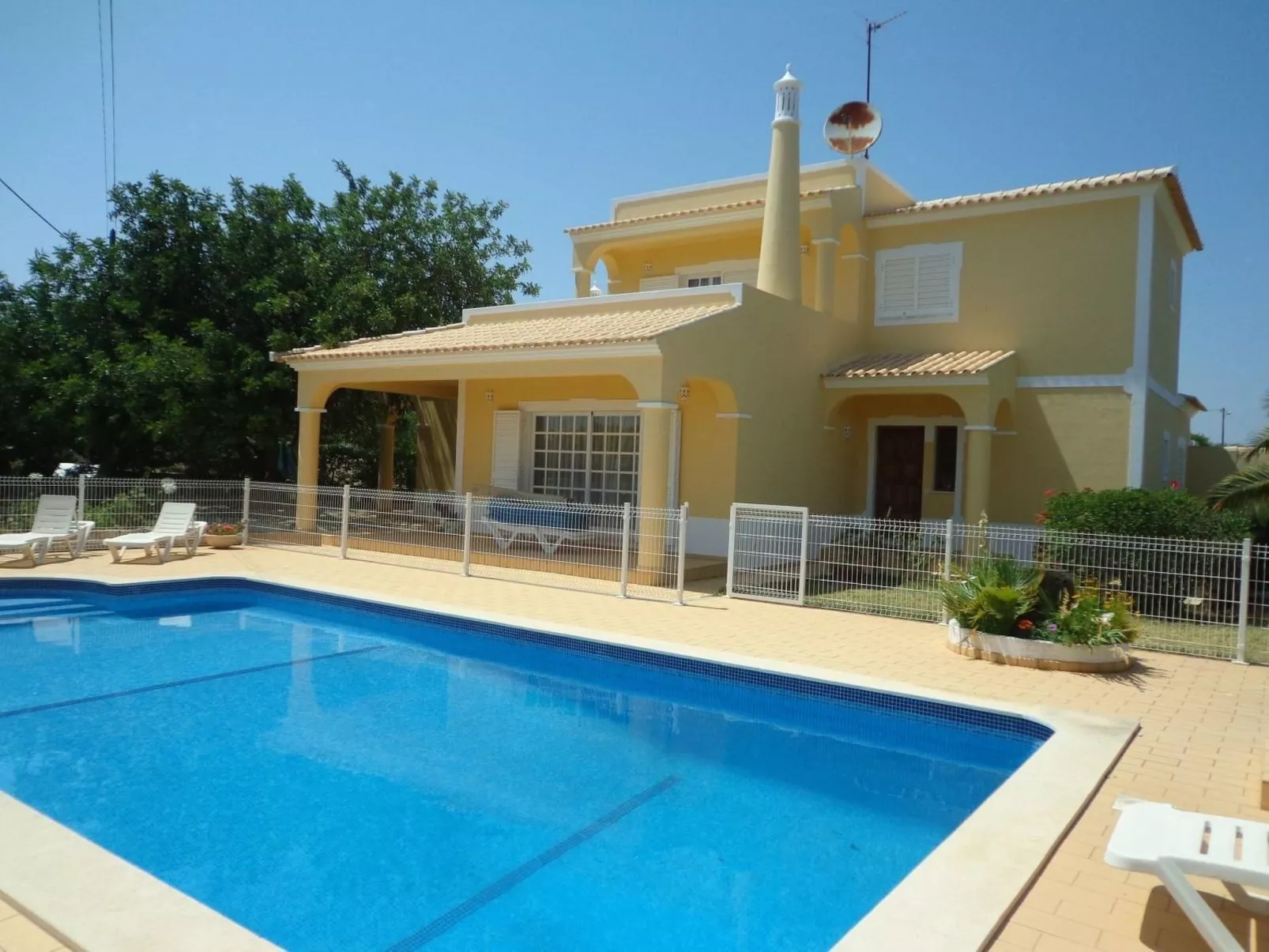 Mit Blick auf das Wasser