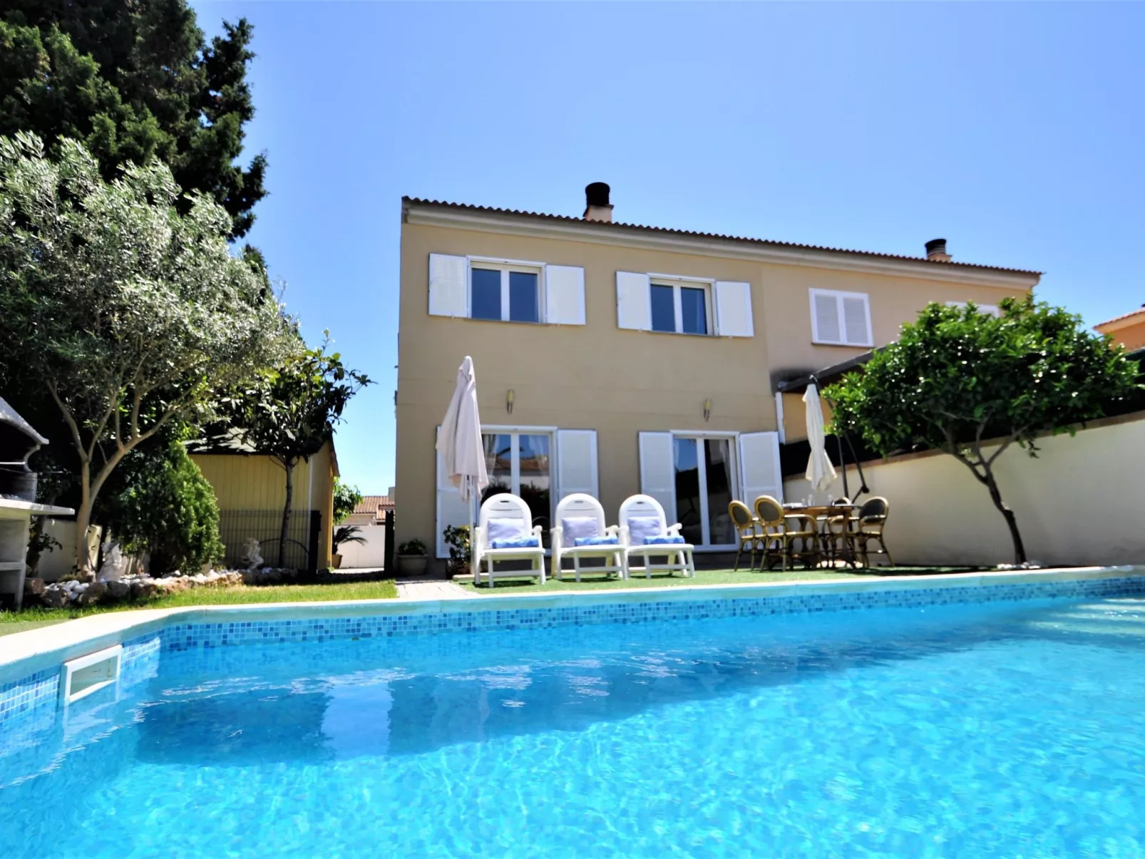 VILLA HUGO Casa en zona residencial tranquila Bahía Grande con Piscina Privada.