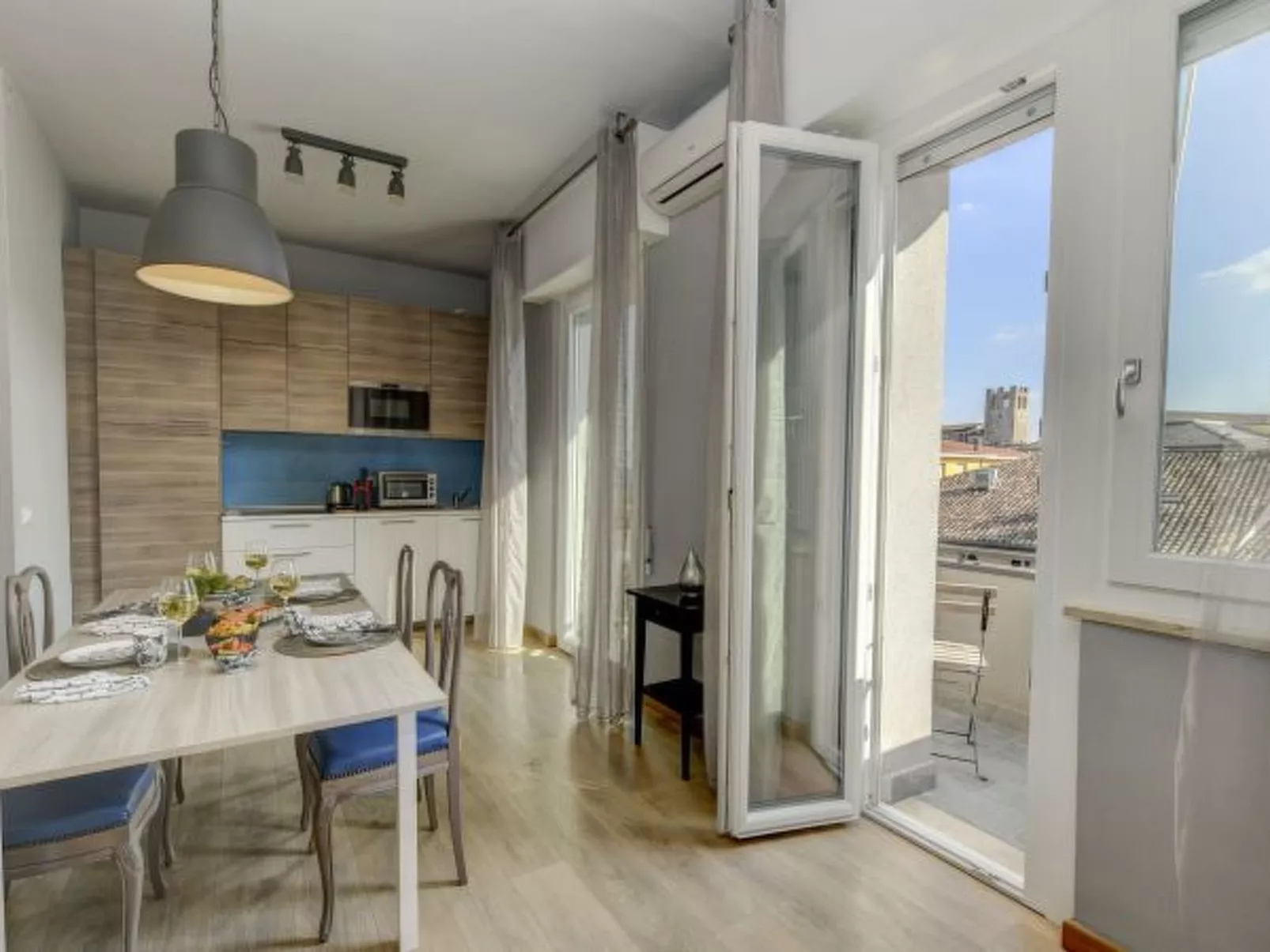 Desenzanoloft Smiling