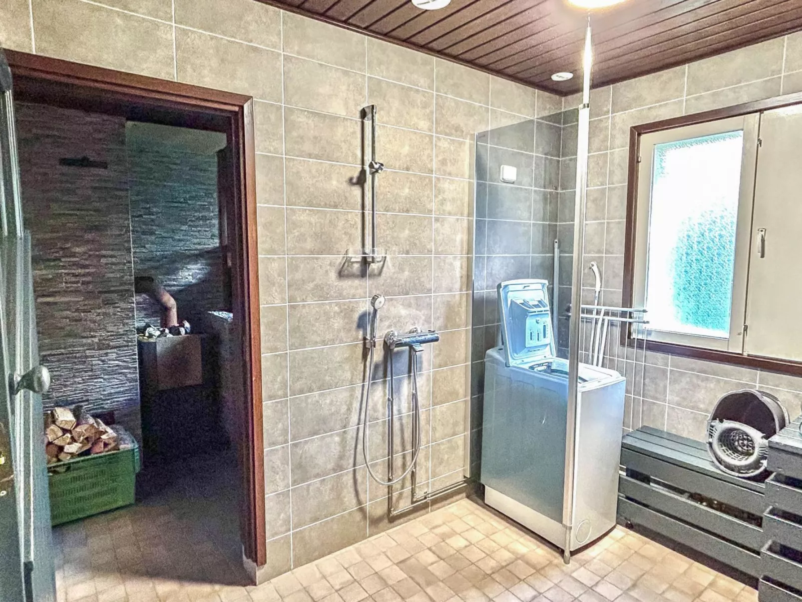 Majavanpesä - Binnen