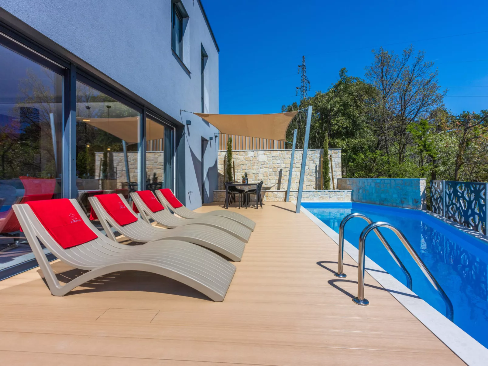 Amoris 8 / HR-10892-01