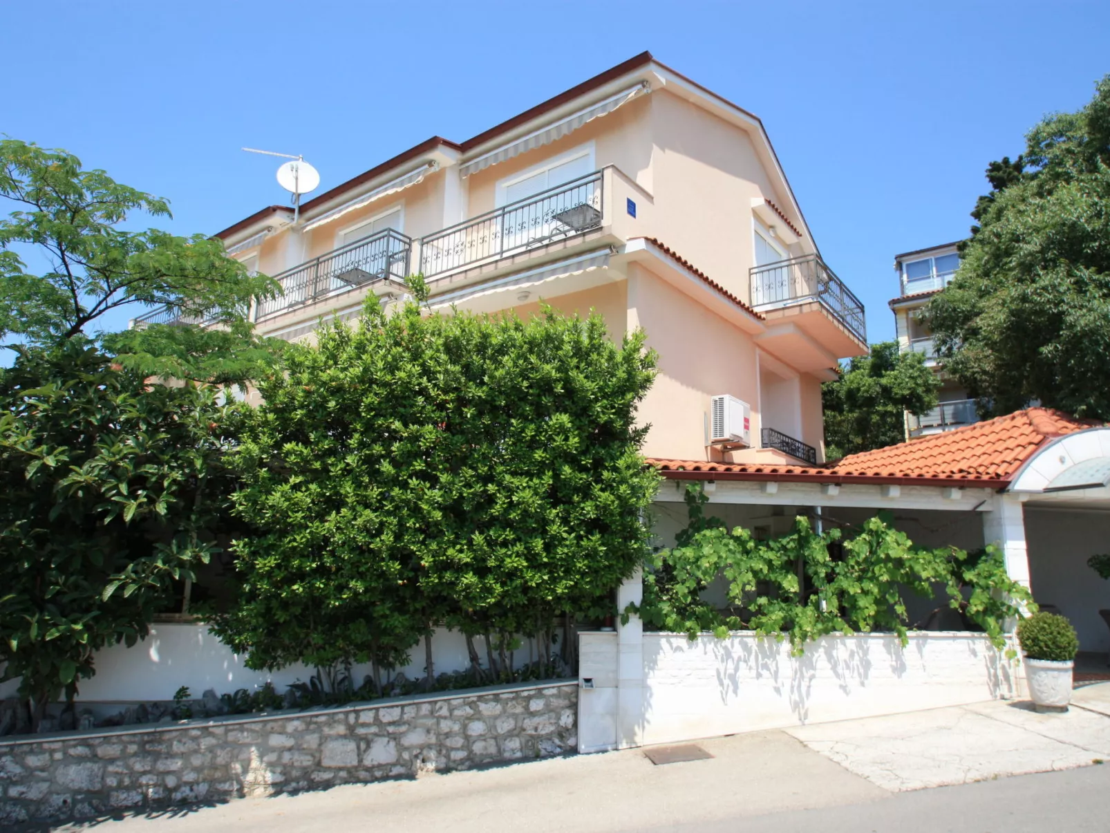 Domino Restaurant 2 / HR-09502-02