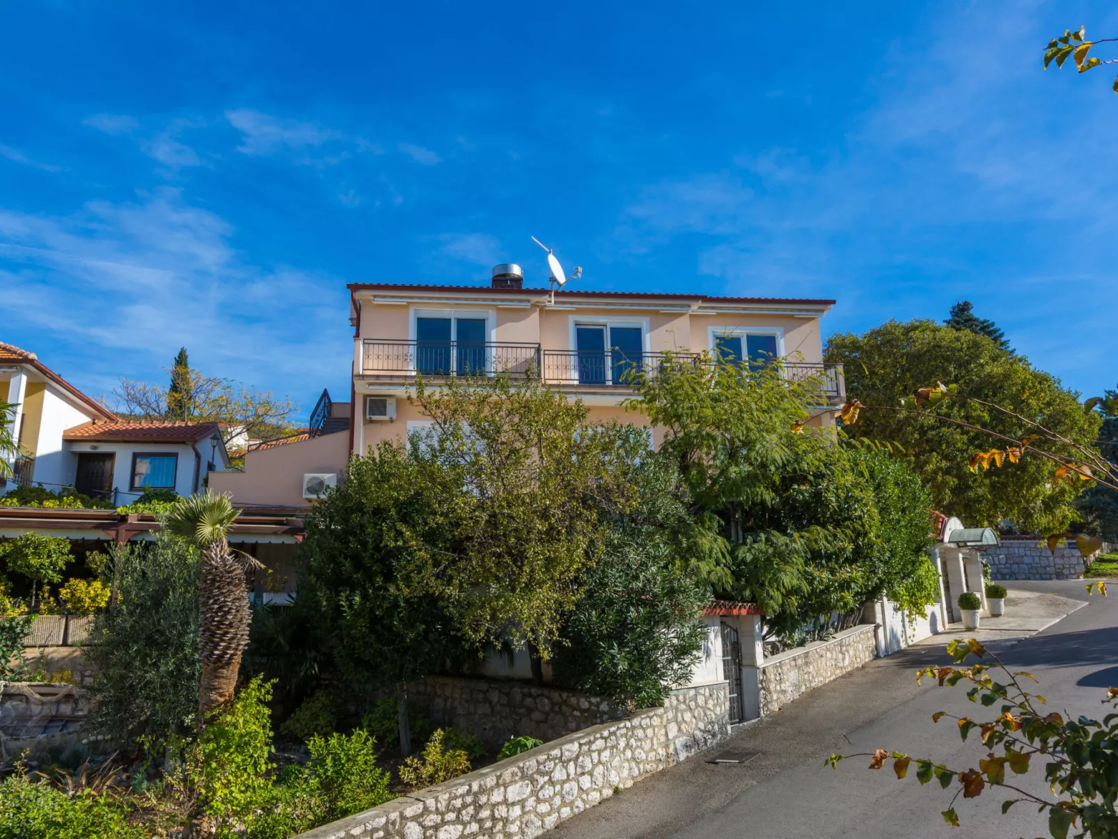 Domino Restaurant 2 / HR-09502-02