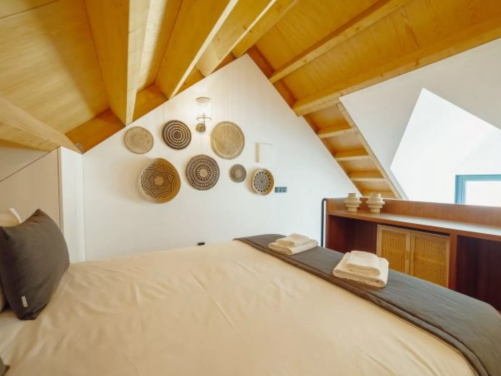 ELEGANT DOWNTOWN APARTMENT by VACATIONY