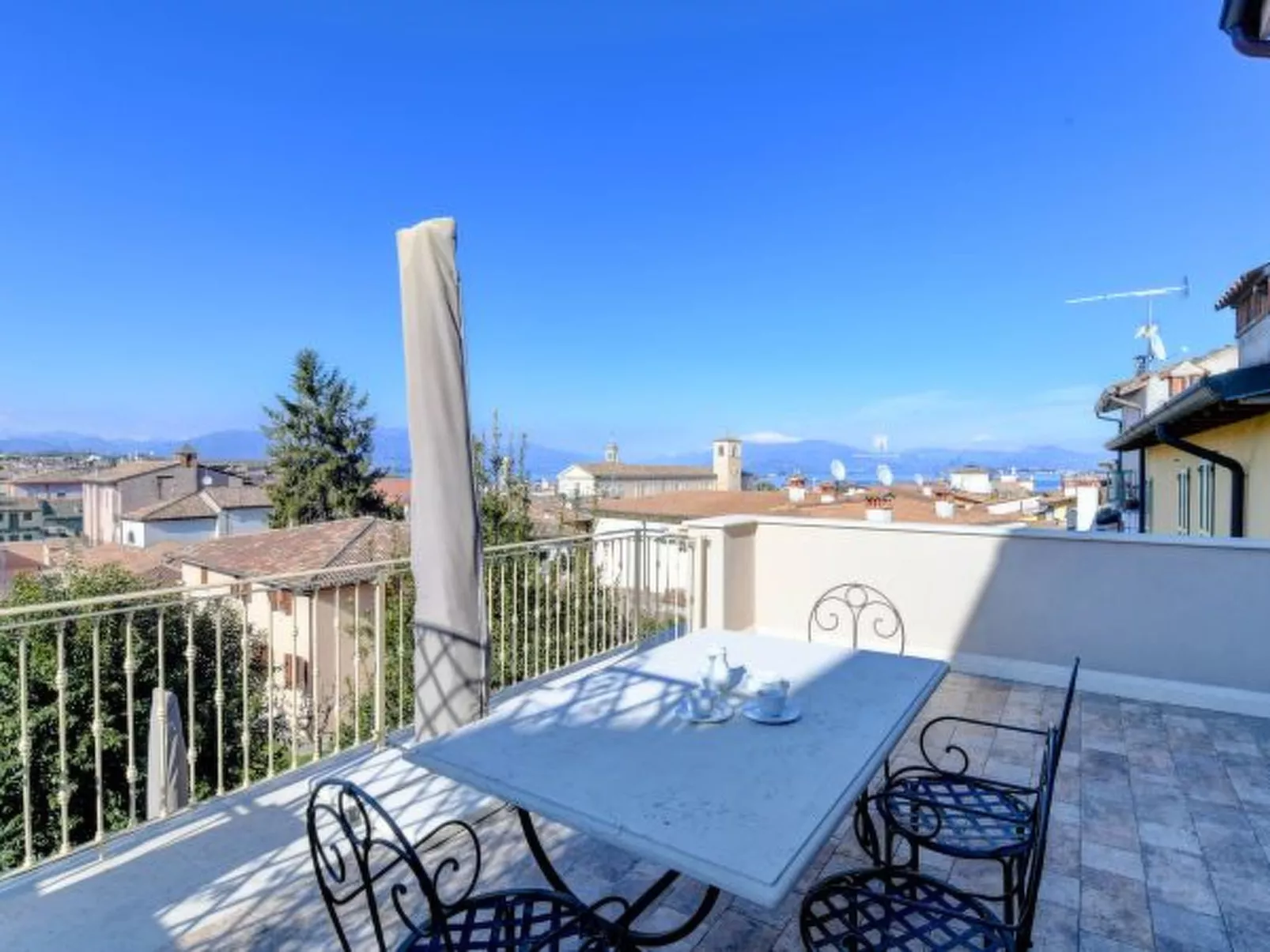 DesenzanoLoft : La Vite Luxury Appartment 2 CIN IT017067C2HOLOZDF9