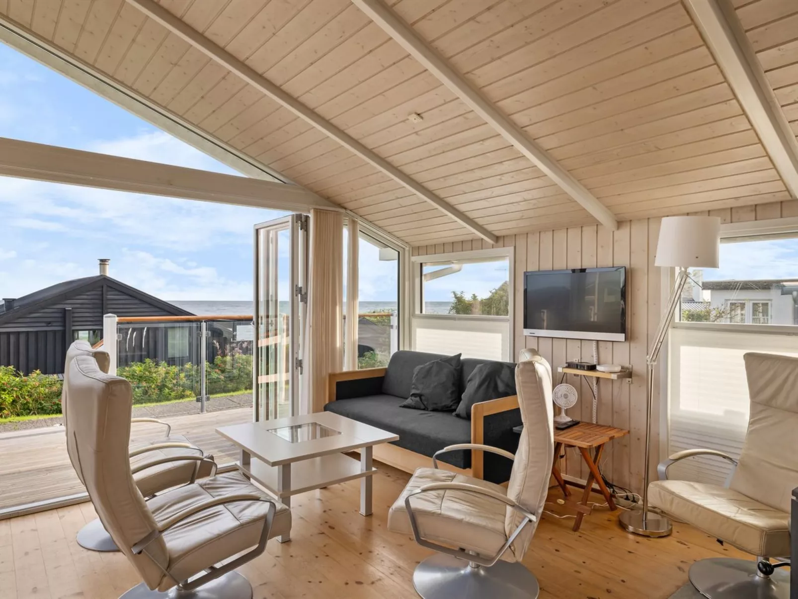 "Engelbertine" - 30m from the sea - Binnen