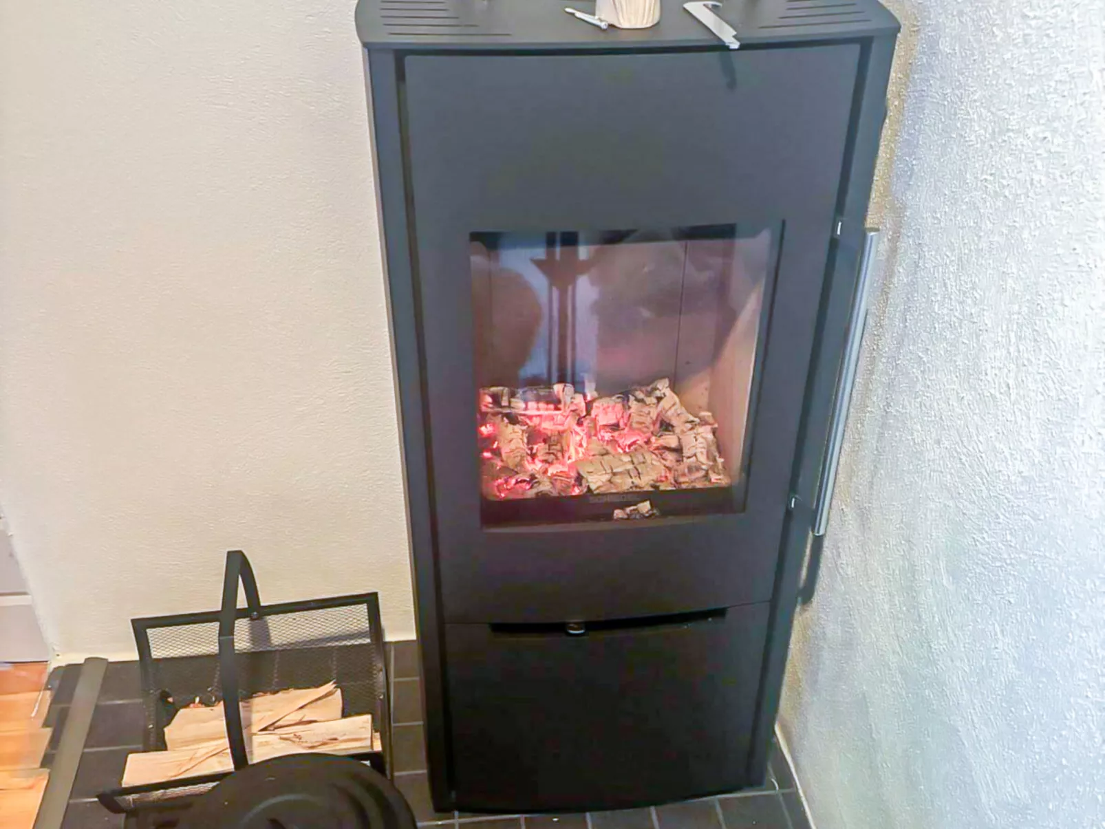 Mustalampi 5 satakieli - Binnen