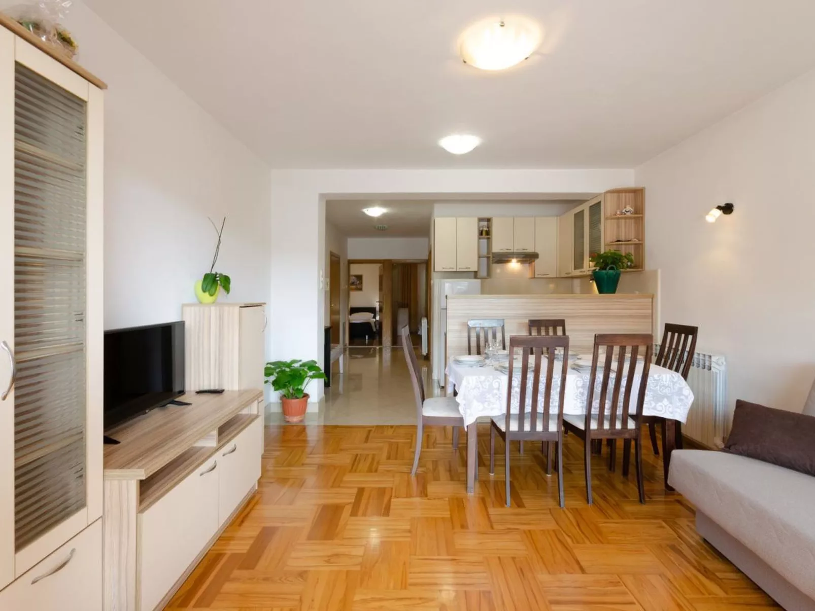 LAURA 1 / HR-05492-01 - Image-tags.info