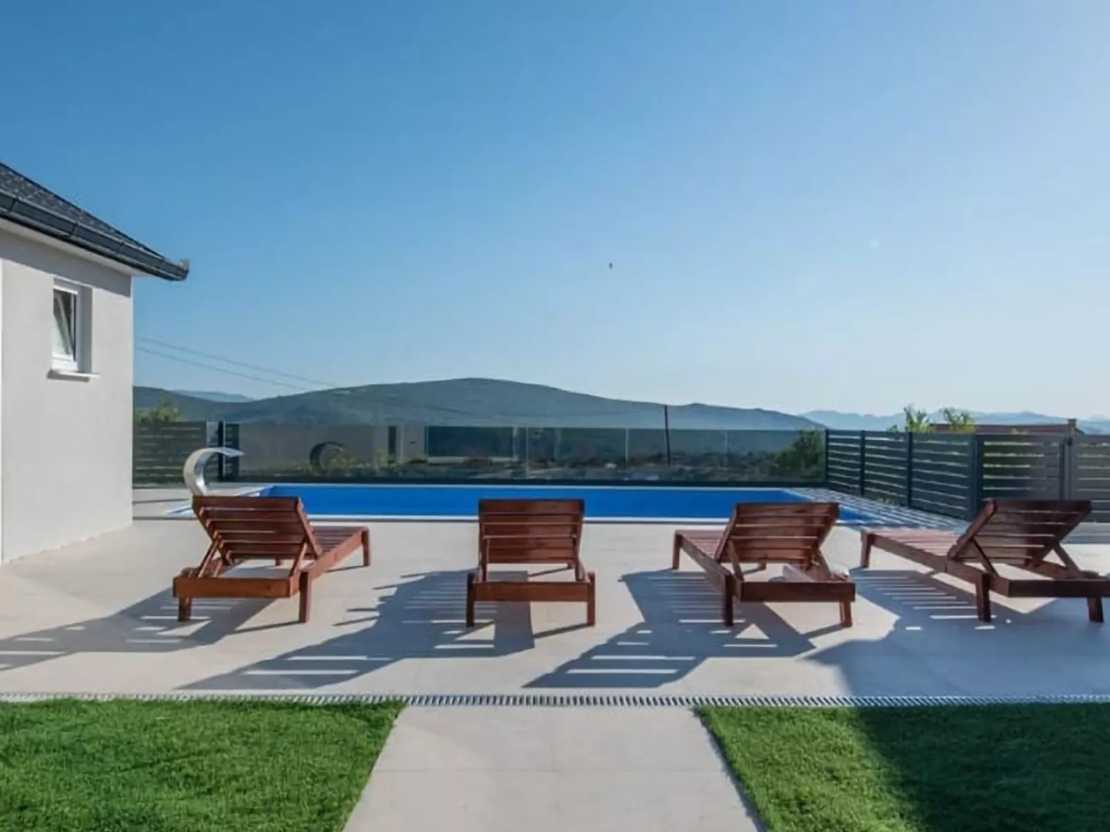 "Luxury Grey house" - Buiten