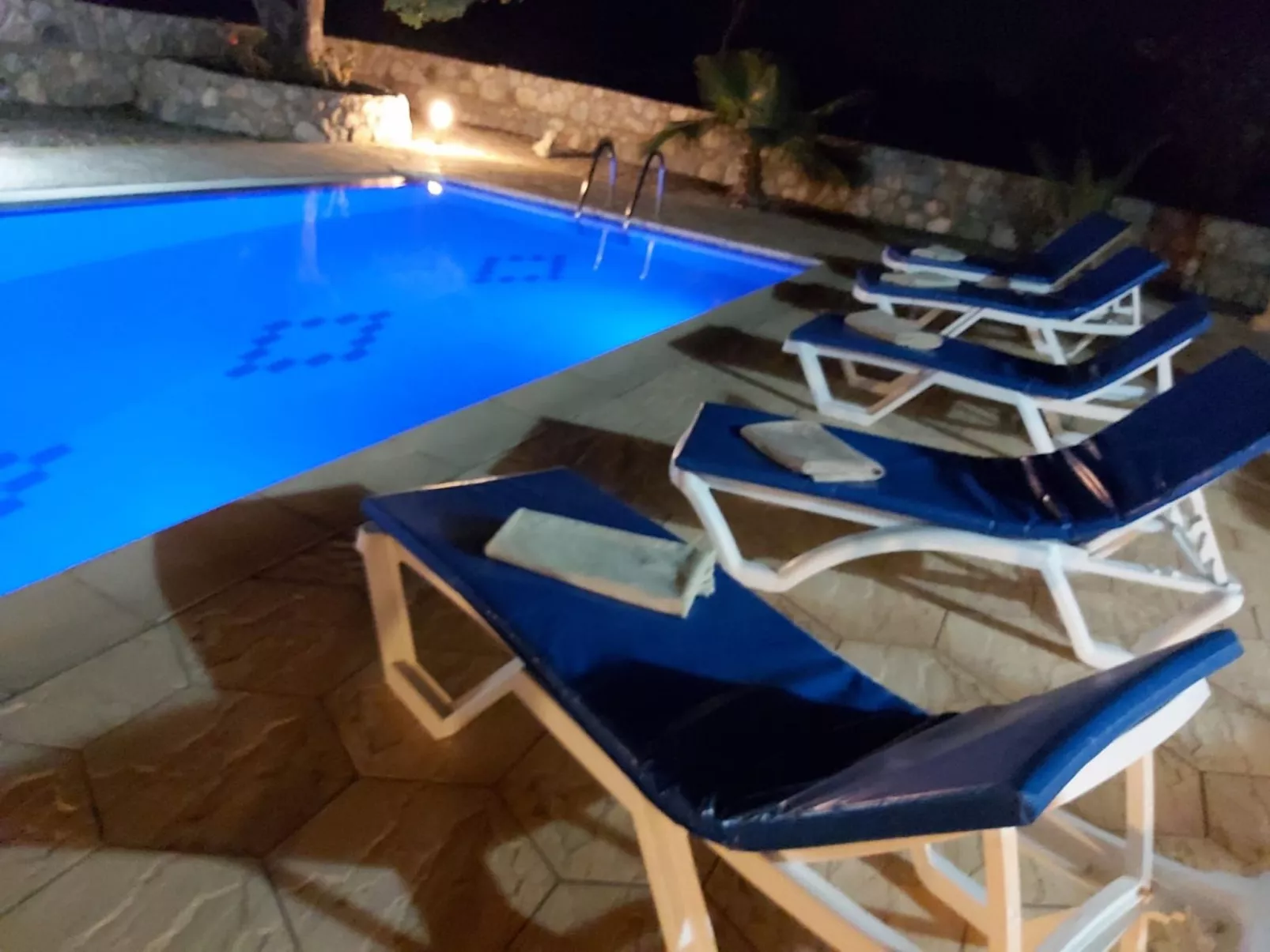 Ferienvilla mit Blick auf das Wasser - Image-tags.info